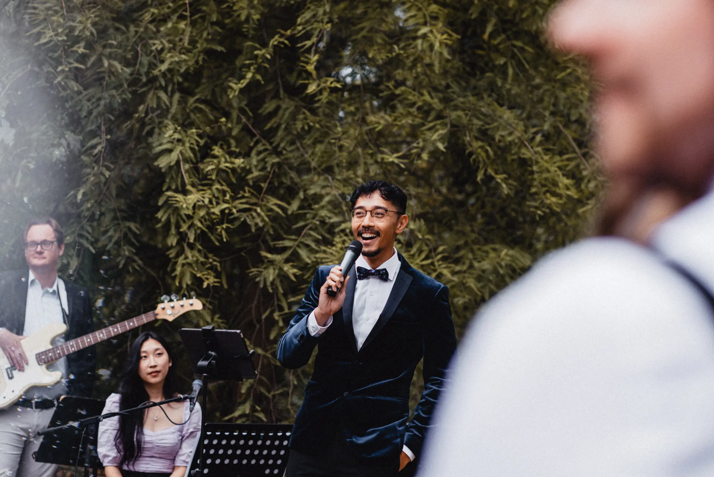 Celina & Emanuel — Umarmung nach Trauung